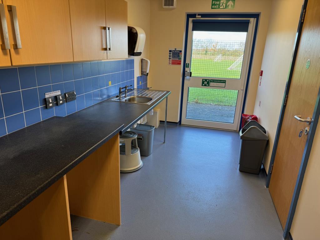 Lot: 74 - SINGLE STOREY DETACHED BUILDING WITH POTENTIAL AND PARKING - Kitchen